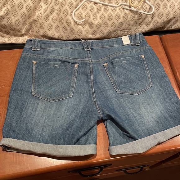 Jolt Shorts - Picture 4 of 5